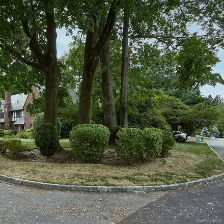 Image 2 - 46 Longvue Avenue, Wykagyl Park, City of New Rochelle, NY 10804, USA - House for sale