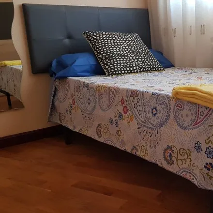 Rent this 6 bed room on Facultad de Derecho in Calle de Libreros, 27
