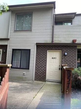 Buy this 2 bed condo on 850 Skyline Drive in Brookhaven, Coram