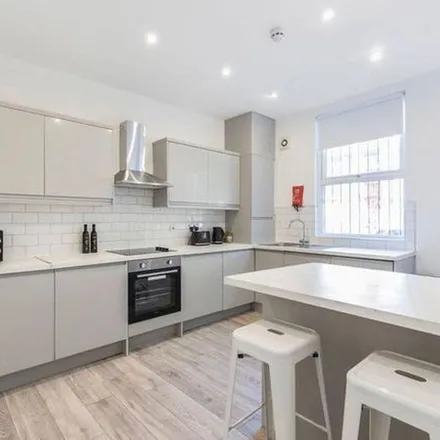 Rent this 6 bed townhouse on Glossop Street in Leeds, LS6 2NJ