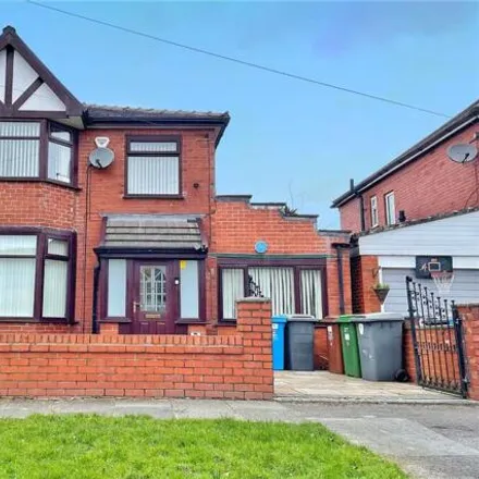 Buy this 4 bed duplex on St Georges Square in Failsworth, OL9 9NY