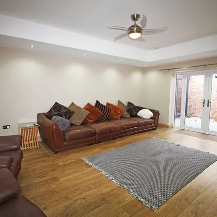 Rent this 5 bed apartment on Back Goldspink Lane in Newcastle upon Tyne, NE2 1LF