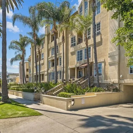 Rent this 3 bed condo on Bristol Farms in North Doheny Drive, West Hollywood