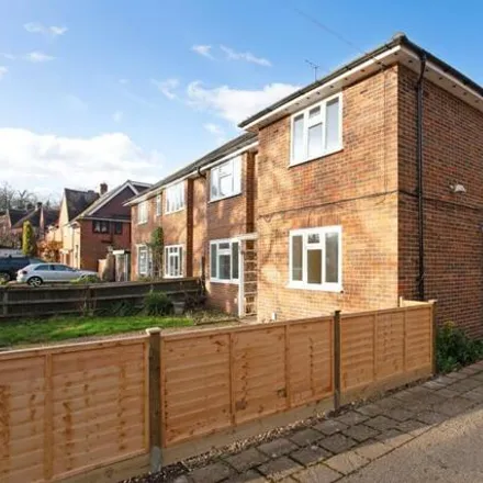 Rent this 2 bed room on Old Lane in Guildford, KT11 1NW