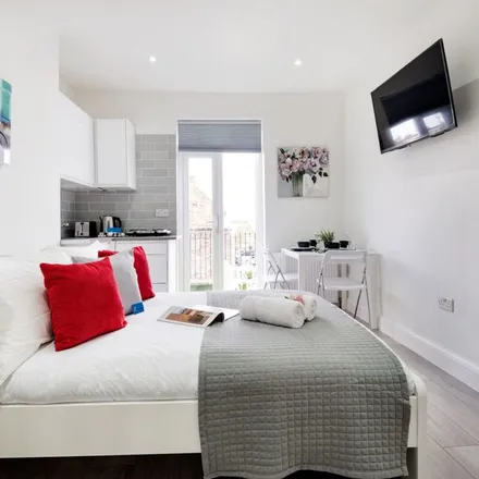 Rent this 1 bed apartment on Greggs in 411 North End Road, London