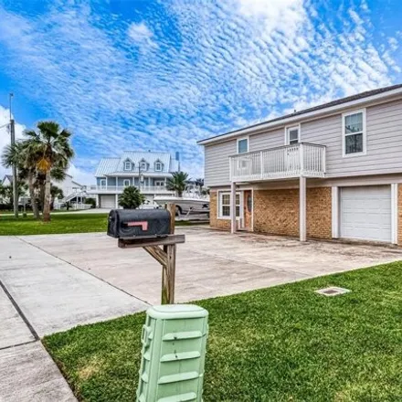 Image 8 - 1407 Tiki Drive, Tiki Island, Galveston County, TX 77554, USA - House for sale