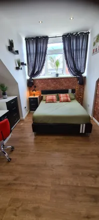 Rent this 6 bed room on 32-76 Headingley Avenue in Leeds, LS6 3FF