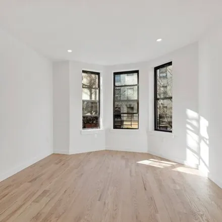 Image 3 - 2592 Briggs Avenue, New York, NY 10458, USA - Townhouse for sale