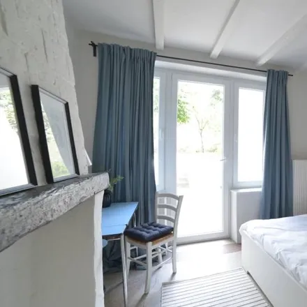 Rent this 8 bed room on Rue Calvin - Calvijnstraat 26 in 1000 Brussels, Belgium