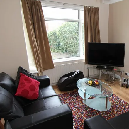 Rent this 4 bed house on Kelso Gardens in Leeds, LS2 9PS