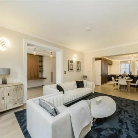 Rent this 5 bed room on 49 Drayton Gardens in London, SW10 9RB