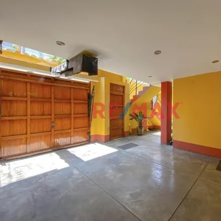 Buy this 6 bed house on Institución educativa inicial Coloreando El Mundo in Ortega y Gasset, Surquillo