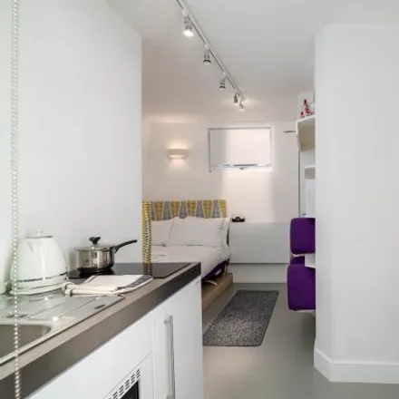 Rent this studio apartment on 33 Cranbury Road in London, SW6 2NS