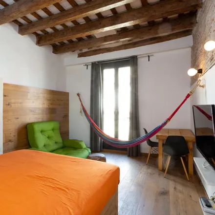 Rent this studio apartment on Cafés El Magnifico in Carrer de l'Argenteria, 64-66