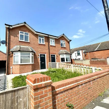 Rent this 3 bed duplex on Radcliffe Road in Fleetwood, FY7 7NS