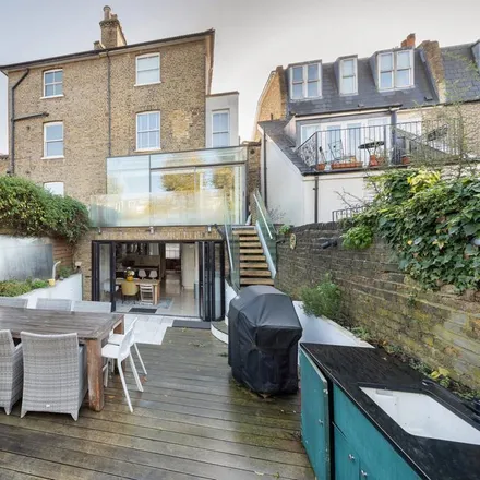 Rent this 5 bed townhouse on Elsynge Road in London, SW18 2HN