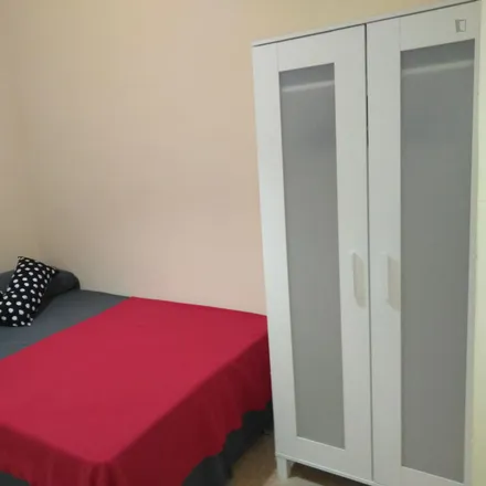 Rent this 5 bed room on Carrer de les Arts Gràfiques in 23, 46010 Valencia
