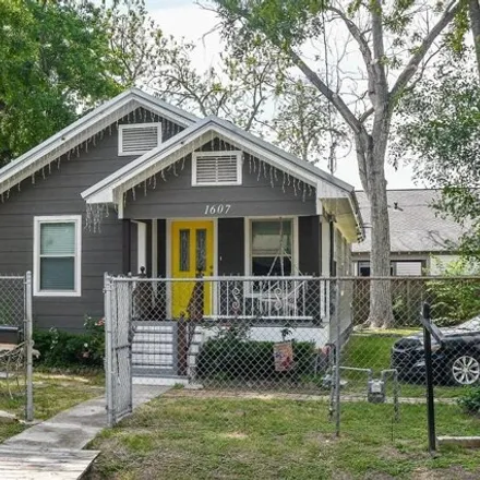 Buy this 2 bed house on 1687 Sylvester Road in Houston, TX 77009