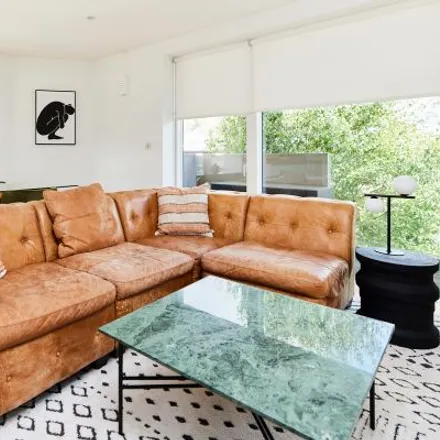 Rent this 3 bed apartment on 103 Copenhagen Street in London, N1 0FL