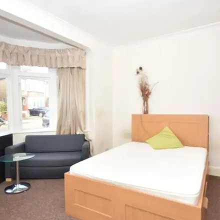 Rent this 4 bed apartment on Leamington Gardens in Seven Kings, London