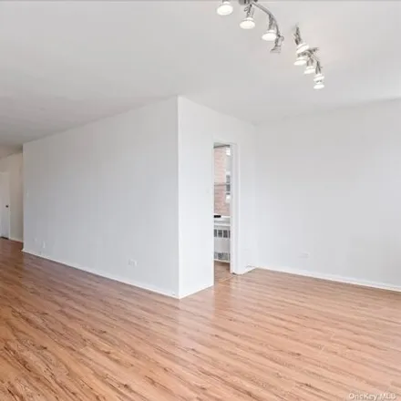 Image 7 - 209-20 18th Avenue, New York, NY 11360, USA - Apartment for sale