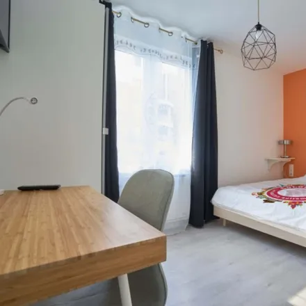 Rent this 3 bed room on 76 Rue Sainte-Barbe in 59200 Tourcoing, France