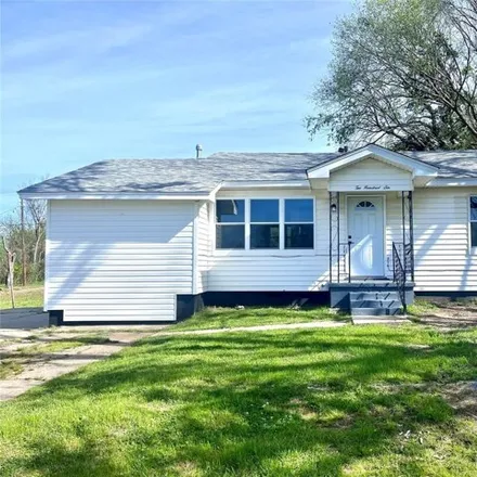 Buy this 3 bed house on 236 Chickasaw Street in Henryetta, OK 74437