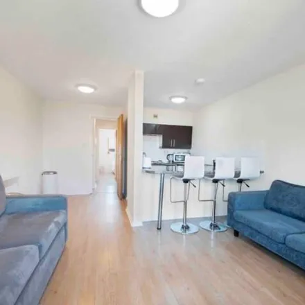 Image 2 - London, W3 6YG, United Kingdom - Apartment for rent