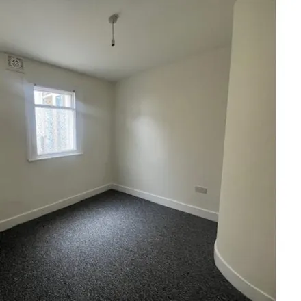 Image 5 - Westcliff Parade, Southend-on-Sea, SS0 7QS, United Kingdom - Apartment for rent