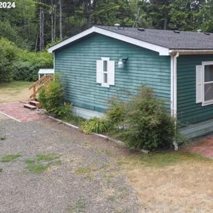 Buy this studio apartment on 2711 212th Place in Pacific County, WA 98640