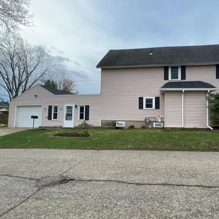 Buy this 3 bed house on 684 East Washington Street in New London, WI 54961