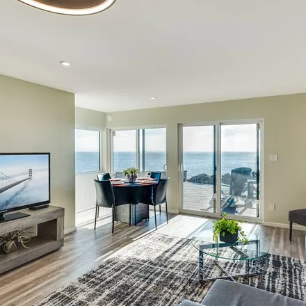 Image 2 - Uplands, Victoria, BC V8N 2K4, Canada - Apartment for rent