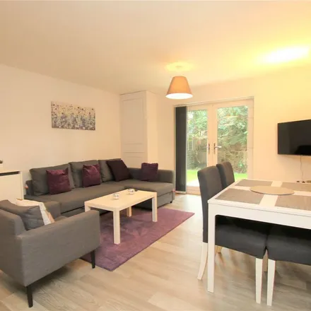 Rent this 2 bed apartment on 5 Westcote Road in Reading, RG30 2AD