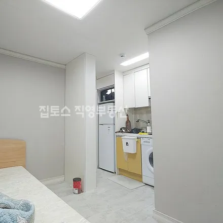 Rent this studio apartment on 서울특별시 서대문구 연희동 724-37