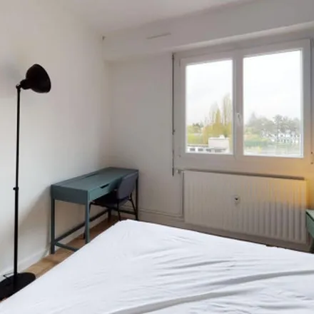 Rent this 4 bed apartment on Centre d'affaires le Pascal in Boulevard des Coquibus, 91000 Évry