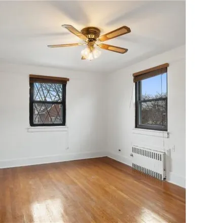 Image 7 - 2214 Morgan Avenue, New York, NY 10469, USA - House for sale