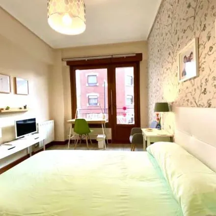Rent this 5 bed apartment on Alimentación Asmur in Calle Doctor Félix Landín / Felix Landin doktorearen kalea, 48012 Bilbao