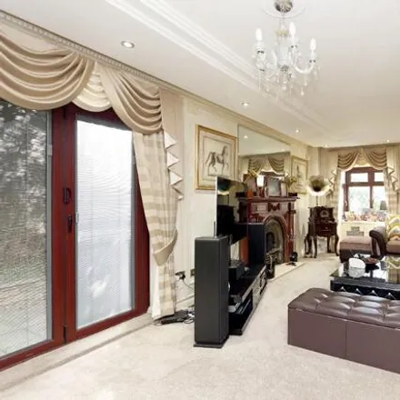 Image 7 - Forest Lane, Chigwell, IG7 5AE, United Kingdom - House for sale