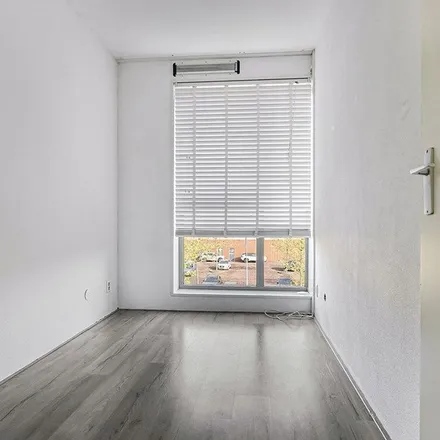 Rent this 4 bed apartment on Sneeuwbalstraat 55 in 3135 ES Vlaardingen, Netherlands