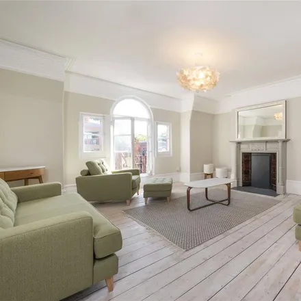 Rent this 4 bed apartment on Fortune Green Road in London, NW3 7BL