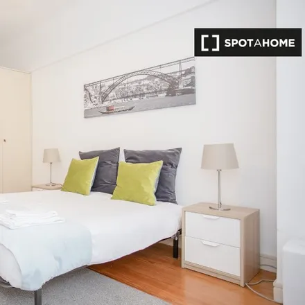 Rent this 3 bed apartment on Escola de Moda do Porto in Rua Doutor Alves da Veiga, 4000-074 Porto