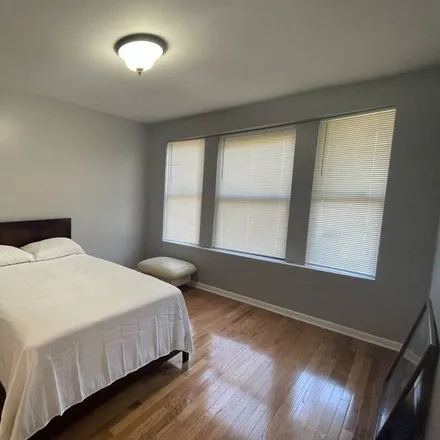 Rent this 3 bed condo on Chicago