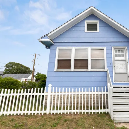 Buy this 2 bed house on 298 West Bennett Avenue in Wildwood, NJ 08260