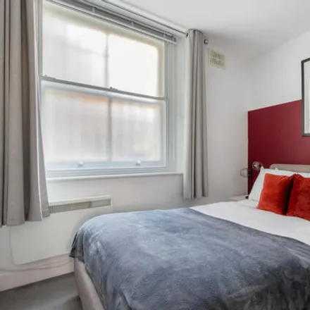 Image 9 - Nelhart News, 127 Aldersgate Street, Barbican, London, EC1A 4JQ, United Kingdom - Room for rent