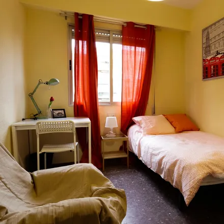 Rent this 5 bed room on Carrer del Doctor Manuel Candela in 77, 46021 Valencia