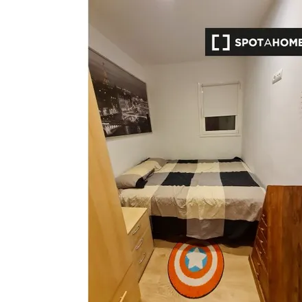 Rent this 3 bed room on Carrer de Vila i Vilà in 08001 Barcelona, Spain