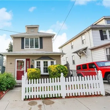 Buy this 3 bed house on 33 Eadie Place in New York, NY 10301