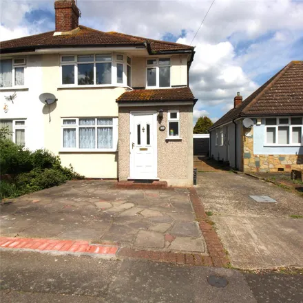 Rent this 3 bed duplex on Warren Drive in London, RM12 4PP