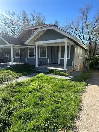 Image 3 - 3901 East 58th Street, Kansas City, MO 64130, USA - House for sale