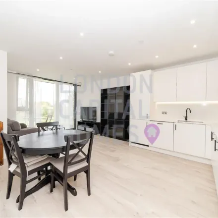 Rent this 2 bed apartment on PizzaExpress in 450 Strand, London